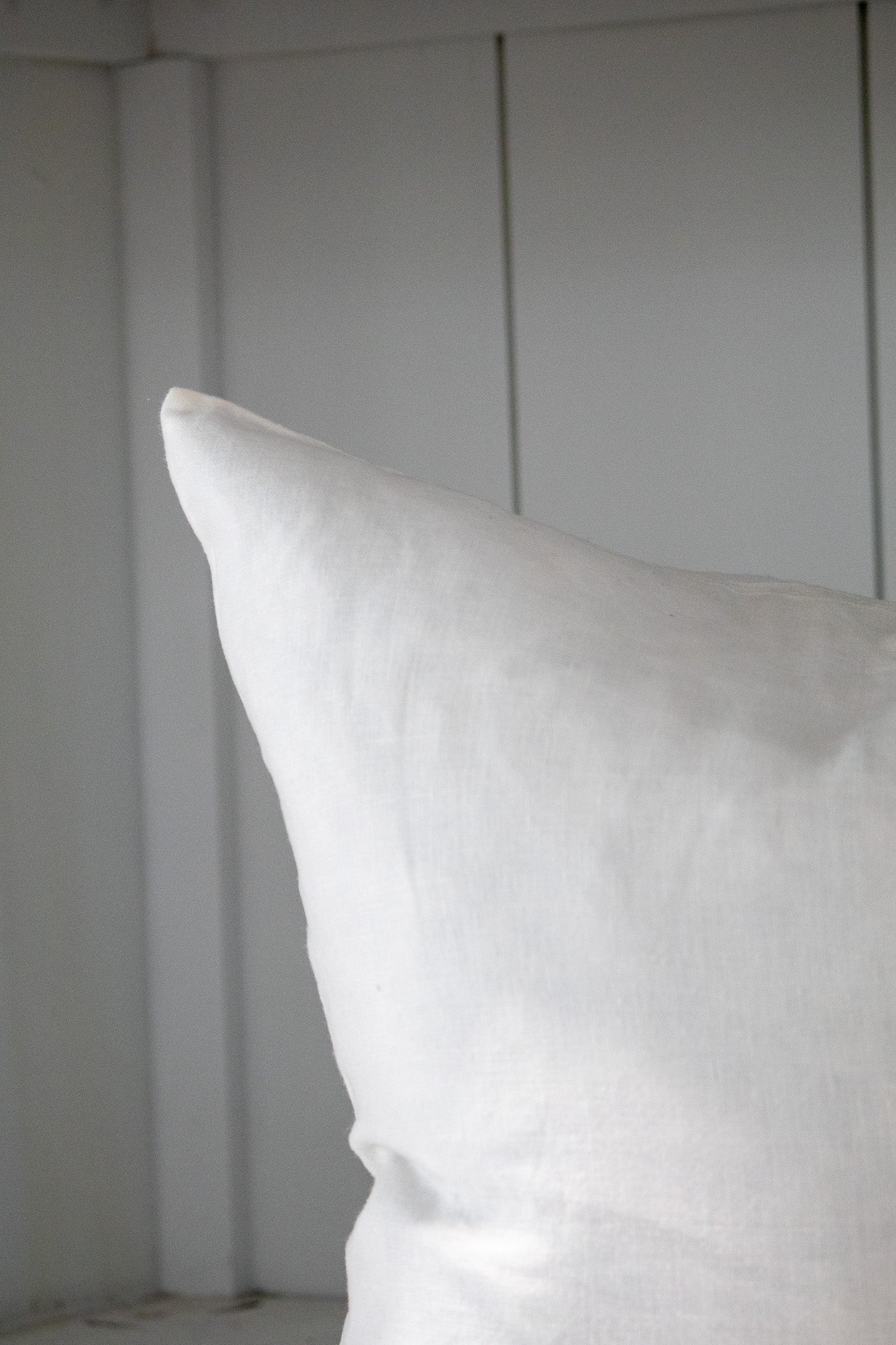 White Cielo Linen Pillow