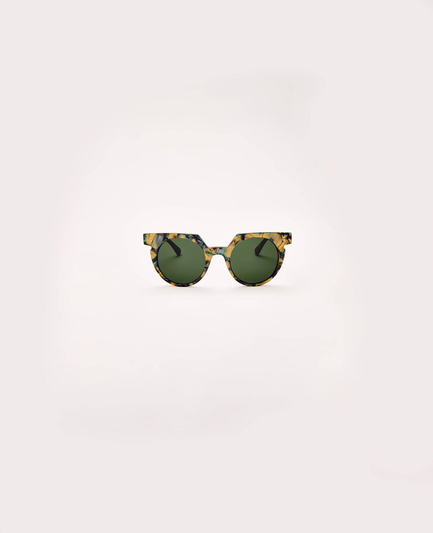 Round sunglasses with tortoiseshell frame and green lenses on a white background